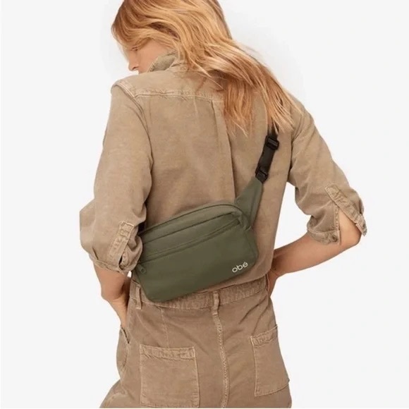 Obé green waist bag/ belt bag NEW - Picture 2 of 4